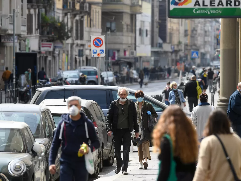 Jalanan kota Milan kini dipenuhi aktivitas warga kembali. (REUTERS/Daniele Mascolo)