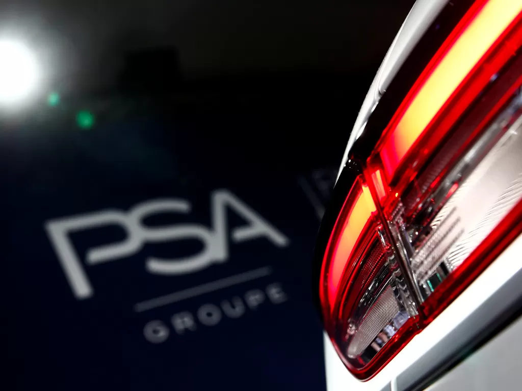 Logo pabrikan PSA Group. (REUTERS/Christian Hartmann)