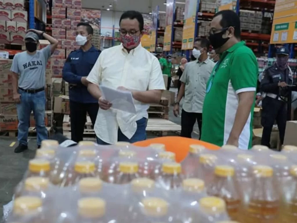 Gubernur DKI Jakarta Anies Basawedan mengecek sendiri belanja bahan untuk bansos (Instagram/@aniesbaswedan)