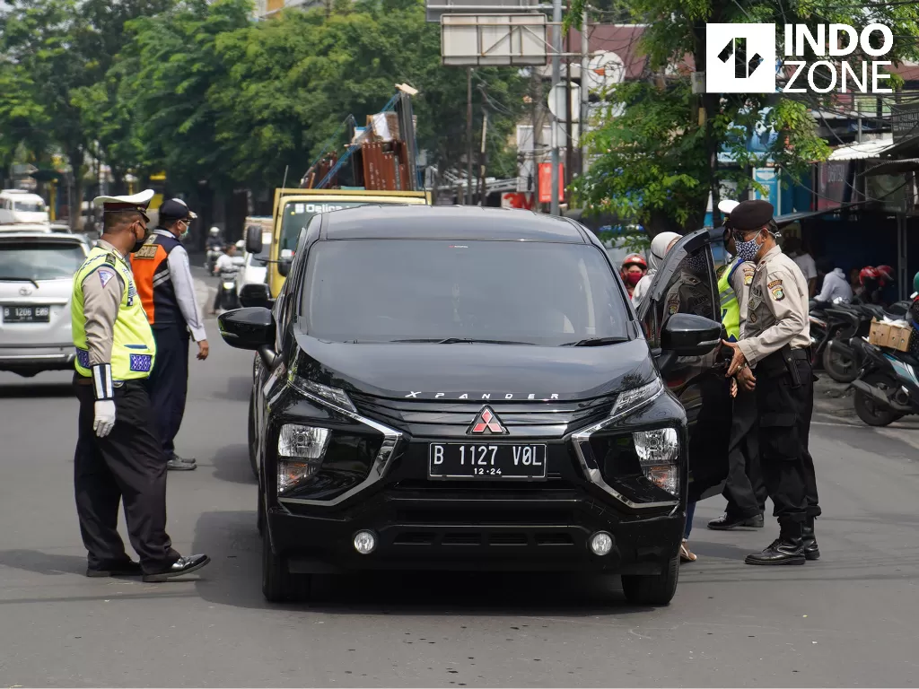 Petugas mengimbau pengguna kendaraan bermotor saat melakukan Pengawasan Pelaksanaan PSBB di Jalan Ciledug Raya, Jakarta, Senin (13/4/2020). (INDOZONE/Arya Manggala)