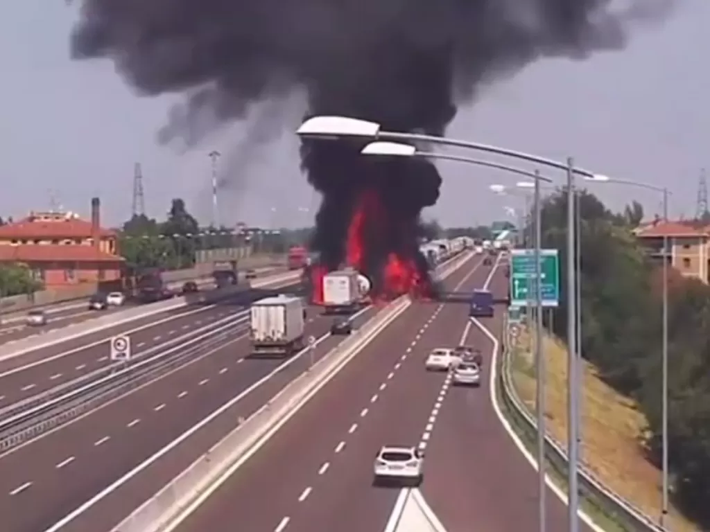Tampilan truk tangki minyak yang menabrak kemacetan lalu lintas hingga terjadi kebakaran. (SS/Instagram/@carmotions)