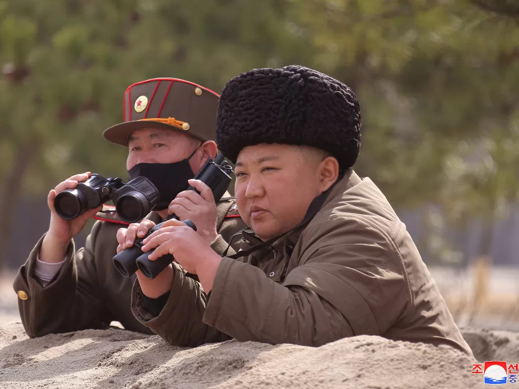 Pemimpin Korea Utara Kim Jong Un terlihat pada foto tanpa tanggal yang disiarkan Agensi Berita Sentral Korea (KCNA), Senin (9/3/2020). (ANTARA/KCNA via REUTERS)