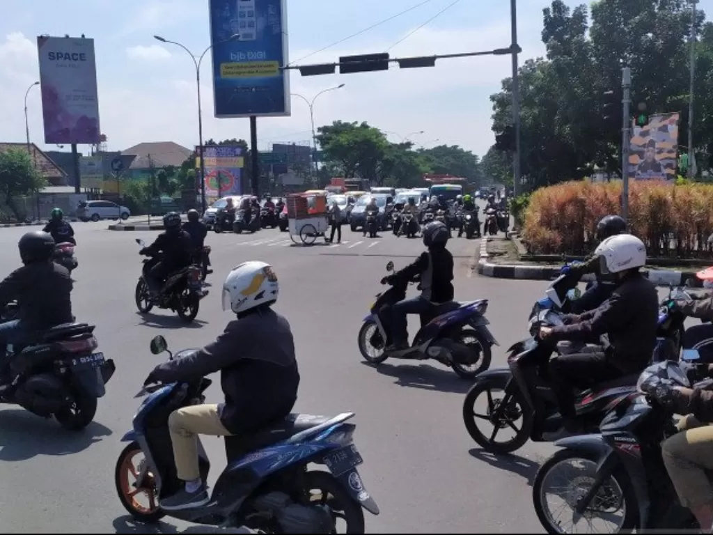 Arus lalu lintas di Kota Bandung pada hari pertama PSBB, Rabu (22/4/2020). (ANTARA/Bagus Ahmad Rizaldi)
