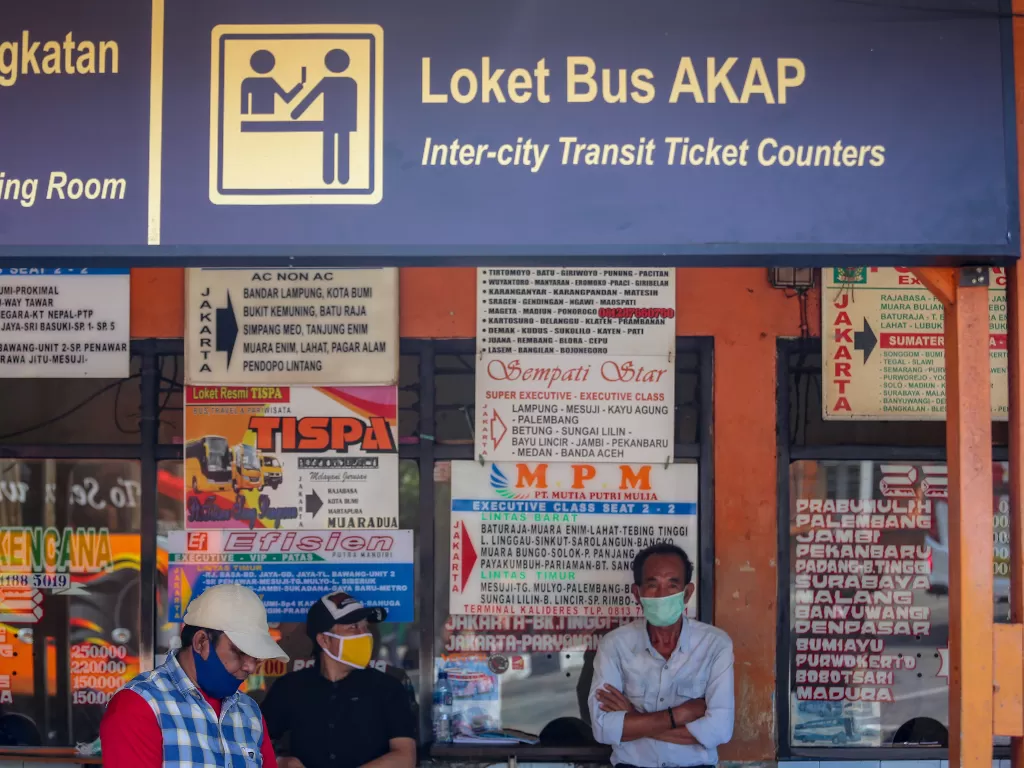 Calon penumpang menunggu bus di Terminal Kalideres, Jakarta, Rabu (22/4/2020). (ANTARA FOTO/Fauzan)
