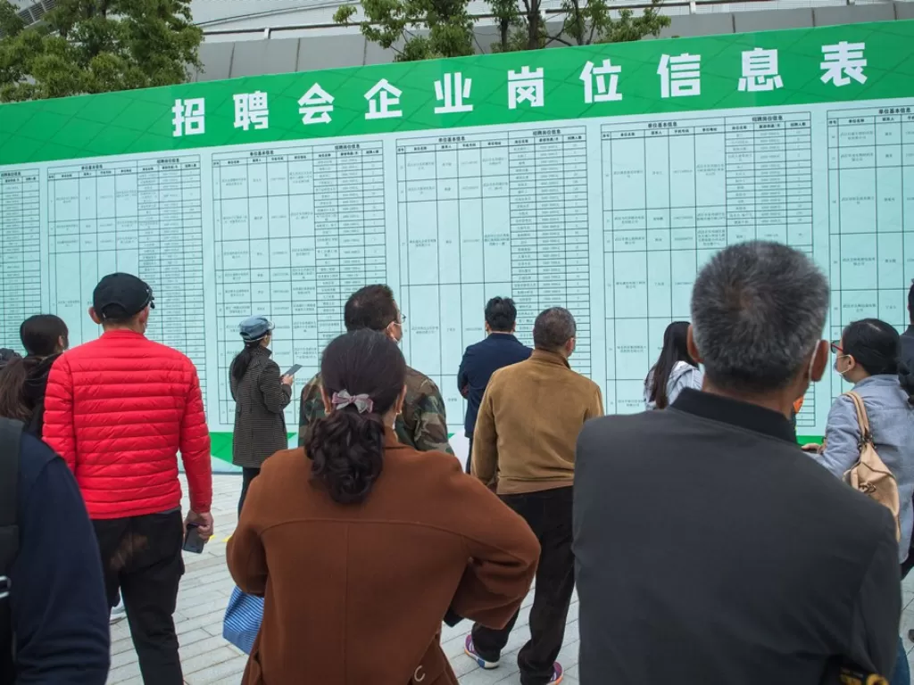  Para pelamar kerja membaca informasi rekrutmen dalam bursa kerja di Wuhan, Provinsi Hubei, Tiongkok tengah, pada 21 April 2020. (Xinhua/Xiao Yijiu)
