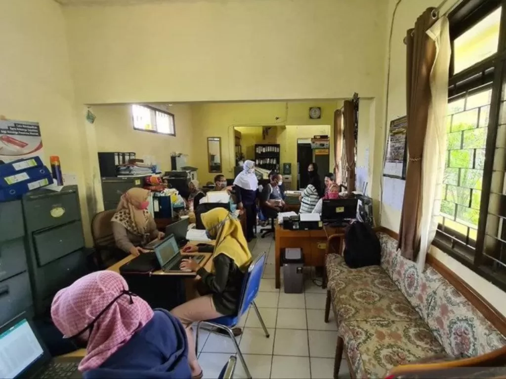 Petugas Dinas Sosial Kota Tangerang melakukan pencocokan data terkait warga yang mendapatkan bantuan dari dampak COVID-19. (Photo/ANTARA)