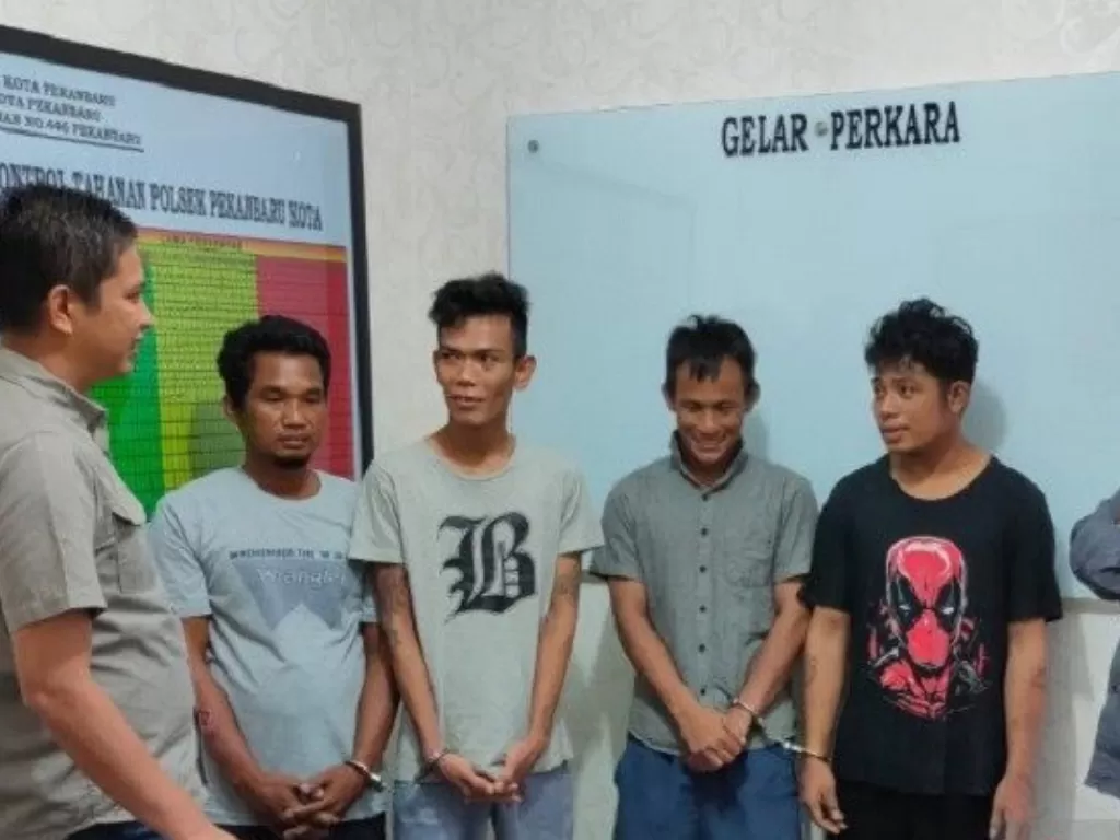 Para tersangka kasus pencurian dengan pemberatan di Pekanbaru. (Photo/ANTARA/HO/Polsek Pekanbaru Kota)