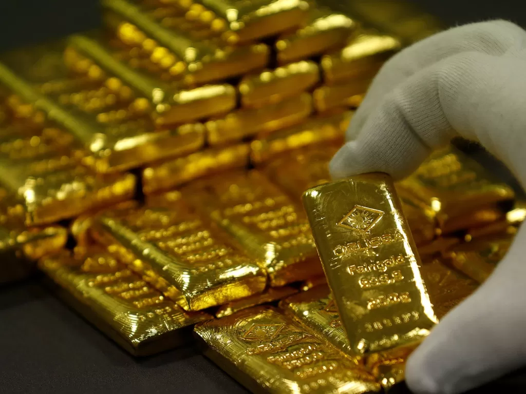 Contoh emas batangan (photo/REUTERS/Leonhard Foeger)