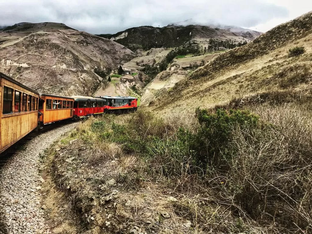 Jalur kereta 'hidung setan' di Pegunungan Andes, Amerika Selatan. (Instagram/juliabobrow)
