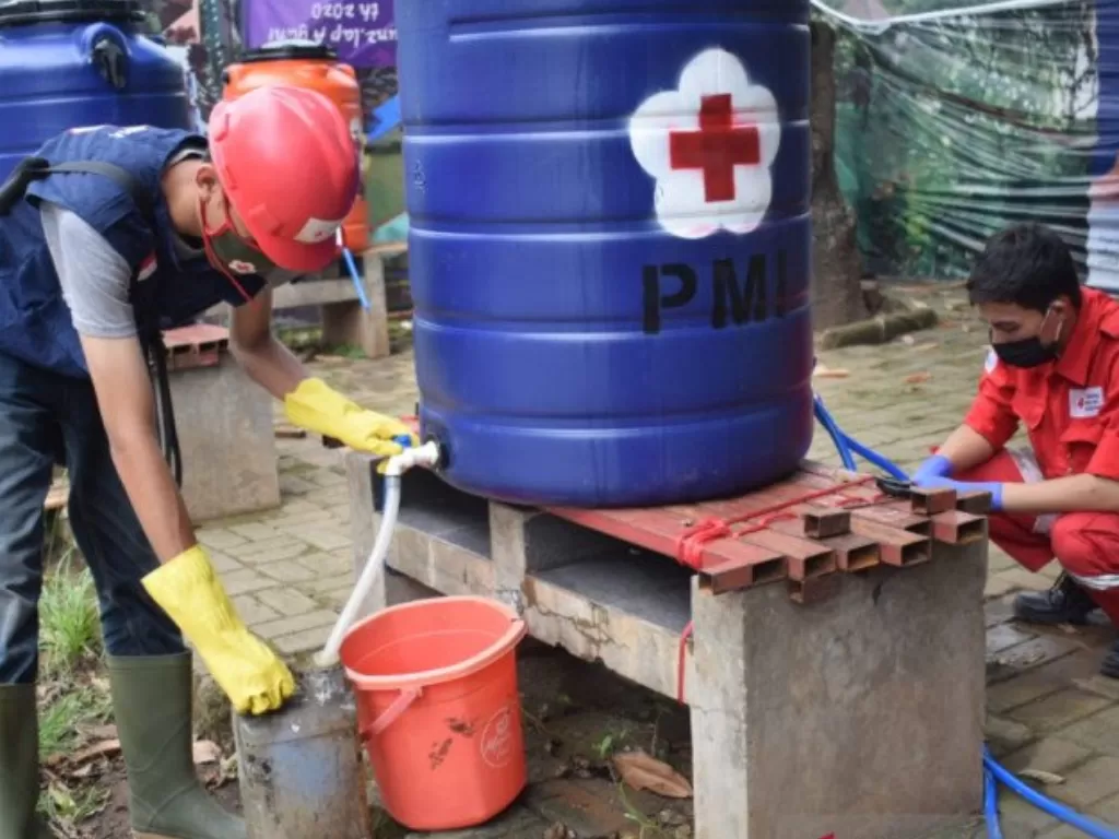 Petugas PMI Kota Tangerang menyiapkan cairan disinfektan untuk dibagikan secara gratis kepada masyarakat. (Photo/ANTARA)