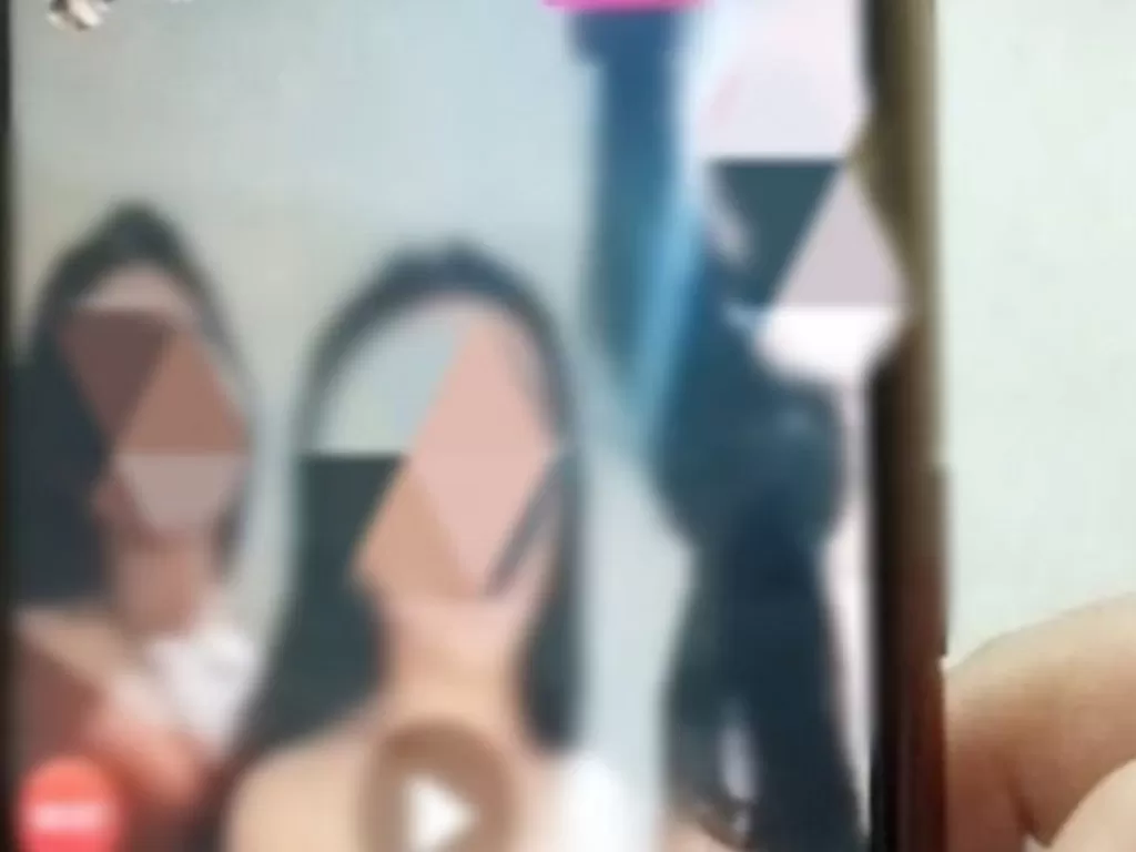 Ketiga remaja putri yang diamankan polisi setelah video siaran langsung yang dibuat melalui aplikasi Instagram beredar luas di Pulang Pisau. (FOTO: ANTARA/Satreskrim Polres Pulang Pisau)
