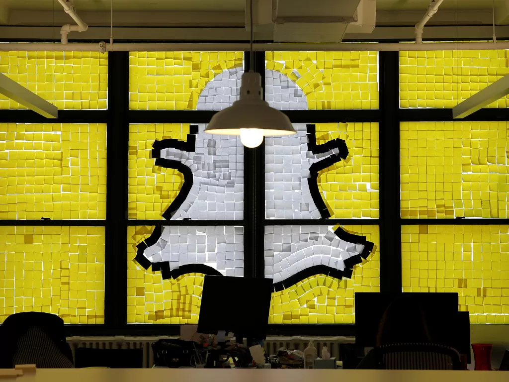 Logo Snapchat dari kumpulan Sticky Notes (photo/REUTERS/Mike Segar)
