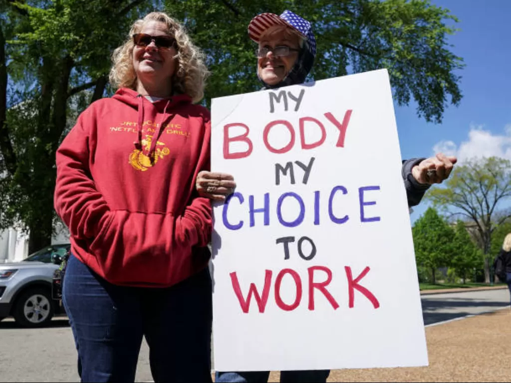 Demonstran berkumpul menentang perintah tinggal di rumah dan penutupan bisnis guna mengatasi COVID-19 di Richmond, Virginia, AS, 16 April 2020. (REUTERS/Kevin Lamarque)