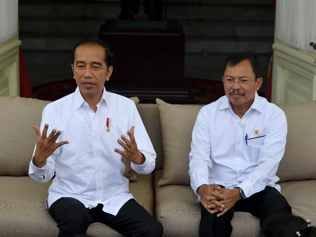 Presiden Jokowi bersama dengan Menkes Terawan. (ANTARA FOTO/Sigid Kurniawan)
