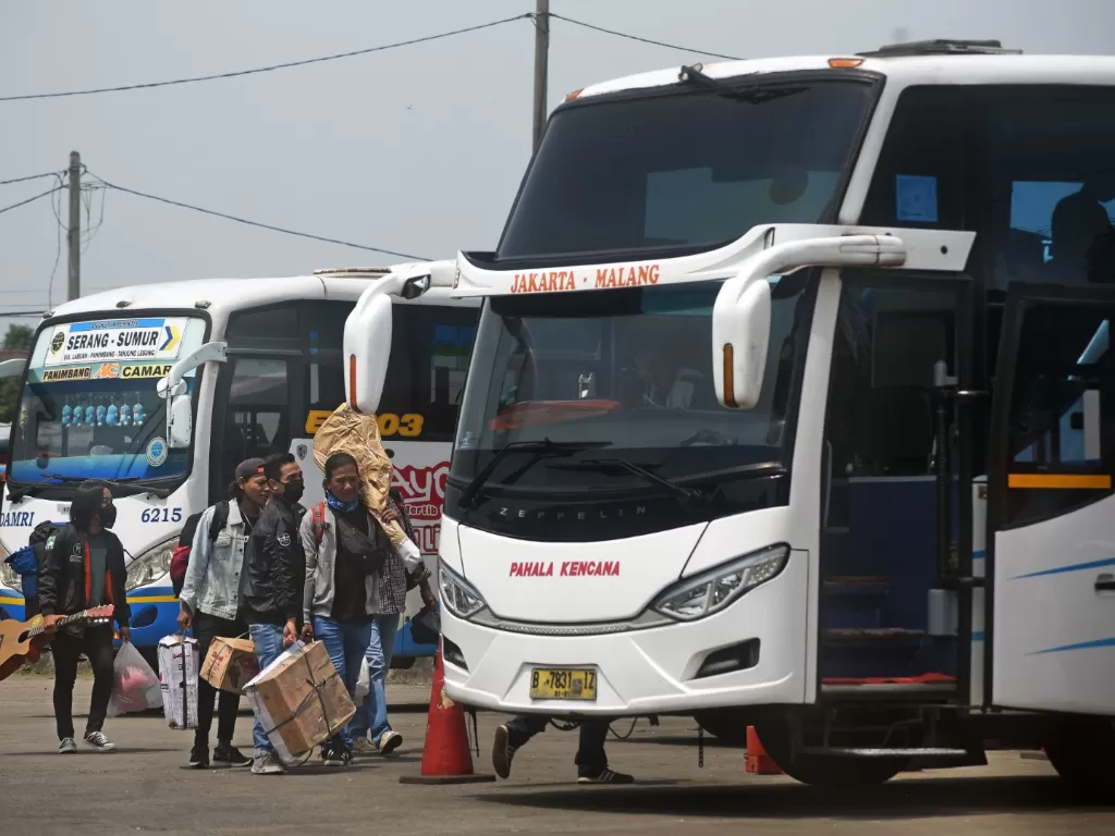 Sejumlah warga membawa barang bawaan menuju bis antar provinsi untuk mudik lebih awal di Terminal Bis Pakupatan, Serang, Banten, Kamis (23/4/2020). (ANTARA FOTO/Asep Fathulrahman)