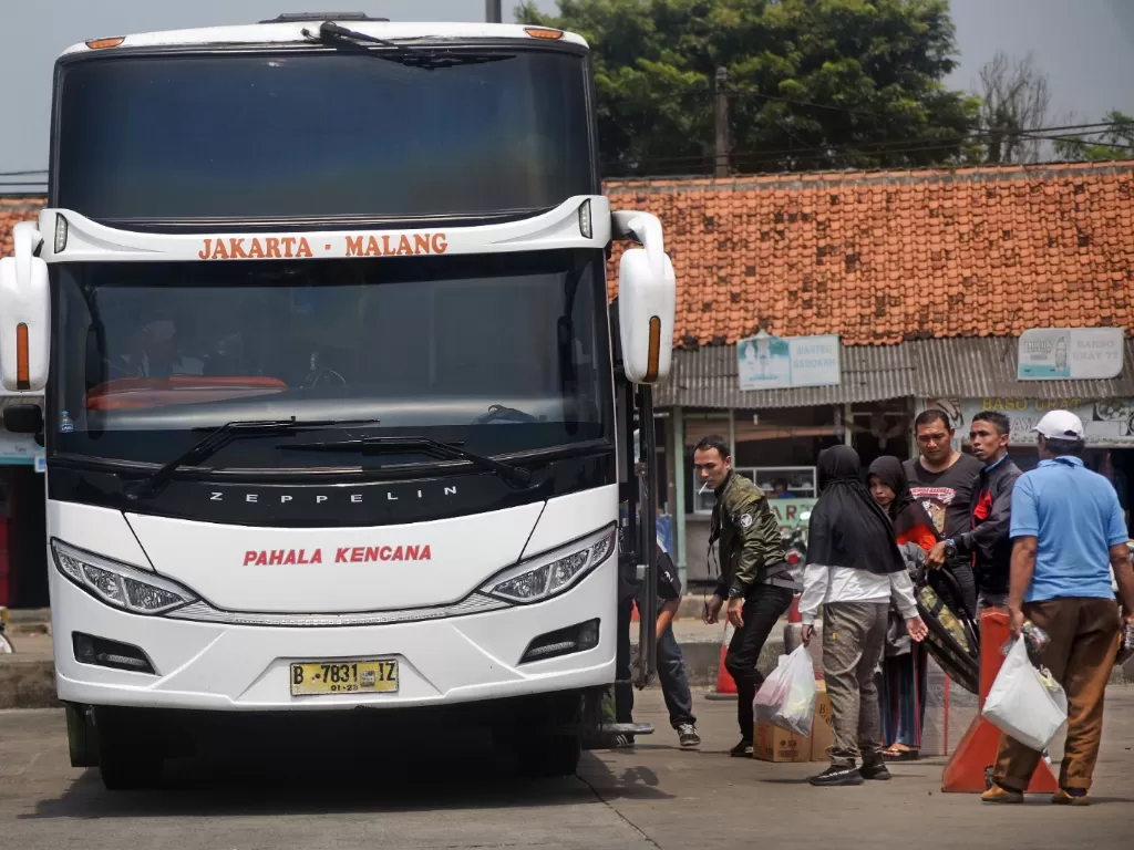 Sejumlah warga antre masuk bis antar provinsi untuk mudik lebih awal di Terminal Bis Pakupatan, Serang, Banten, Kamis (23/4/2020). (Photo/ANTARA FOTO/Asep Fathulrahman)