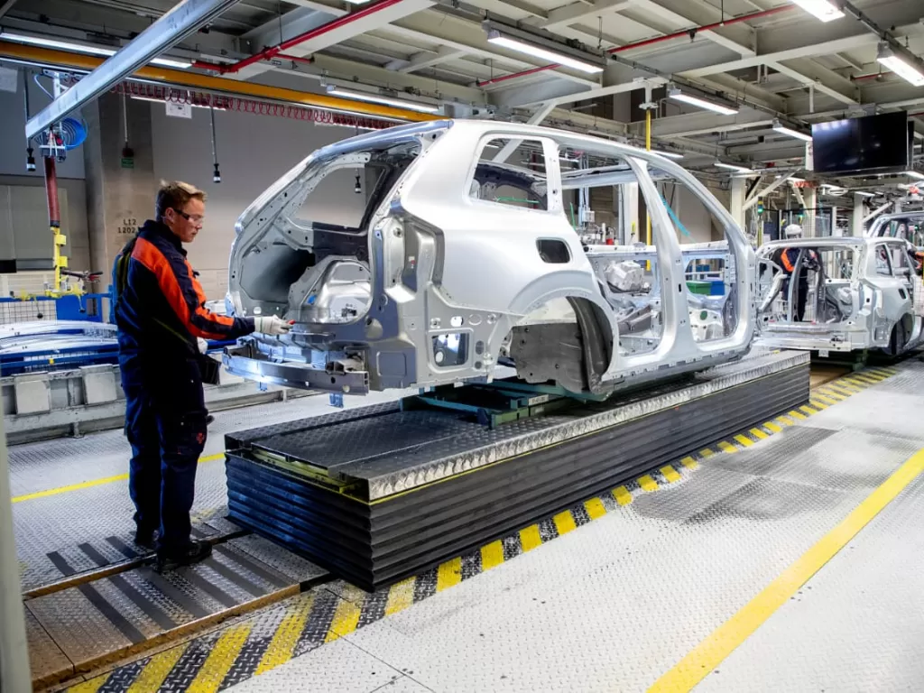 Pabrik Volvo Cars yang memulai kembali produksi setelah terhenti karena penyakit coronavirus (COVID-19), di Torslanda, Gothenburg, Swedia, 17 April2020.  (Adam Ihse/TT News Agency/via REUTERS)