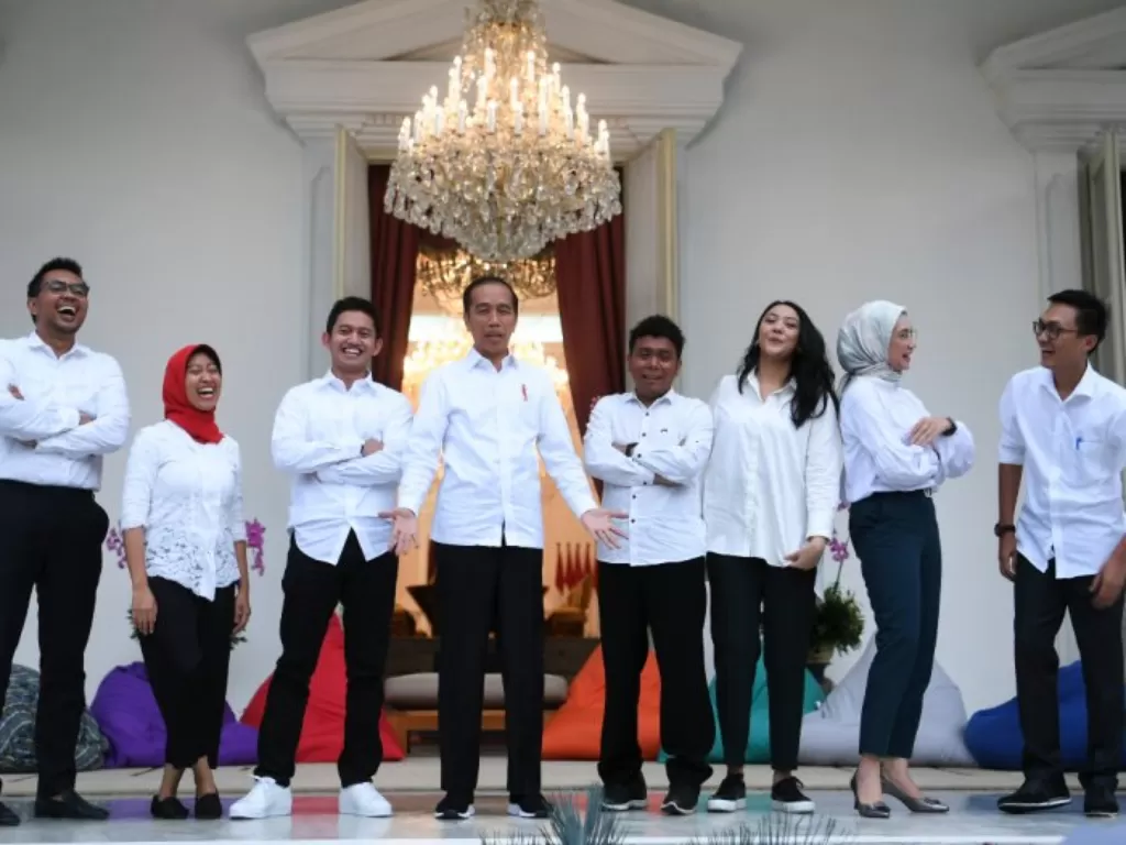 Presiden Joko Widodo (Jokowi) Bersama Para Staf Khusus (Stafsus) Milenial. (ANTARA/Wahyu Putro A)