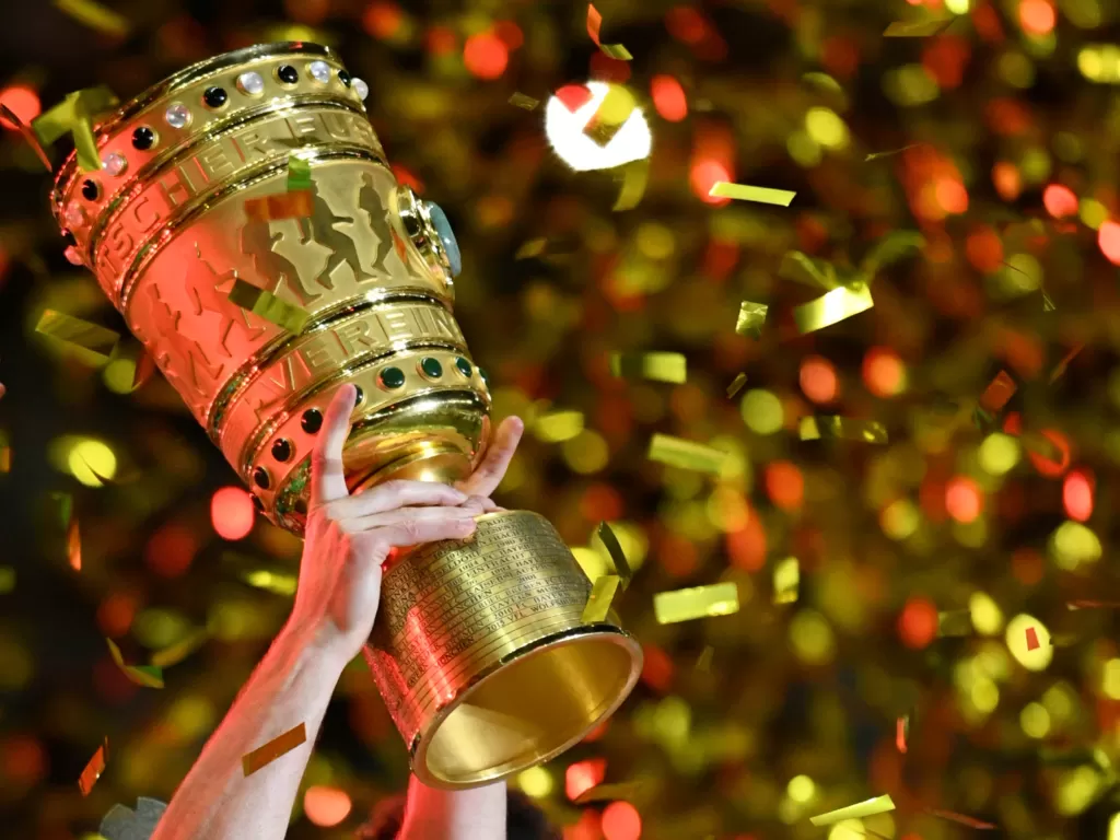 Trofi Piala Jerman. (REUTERS/Annegret Hilse)