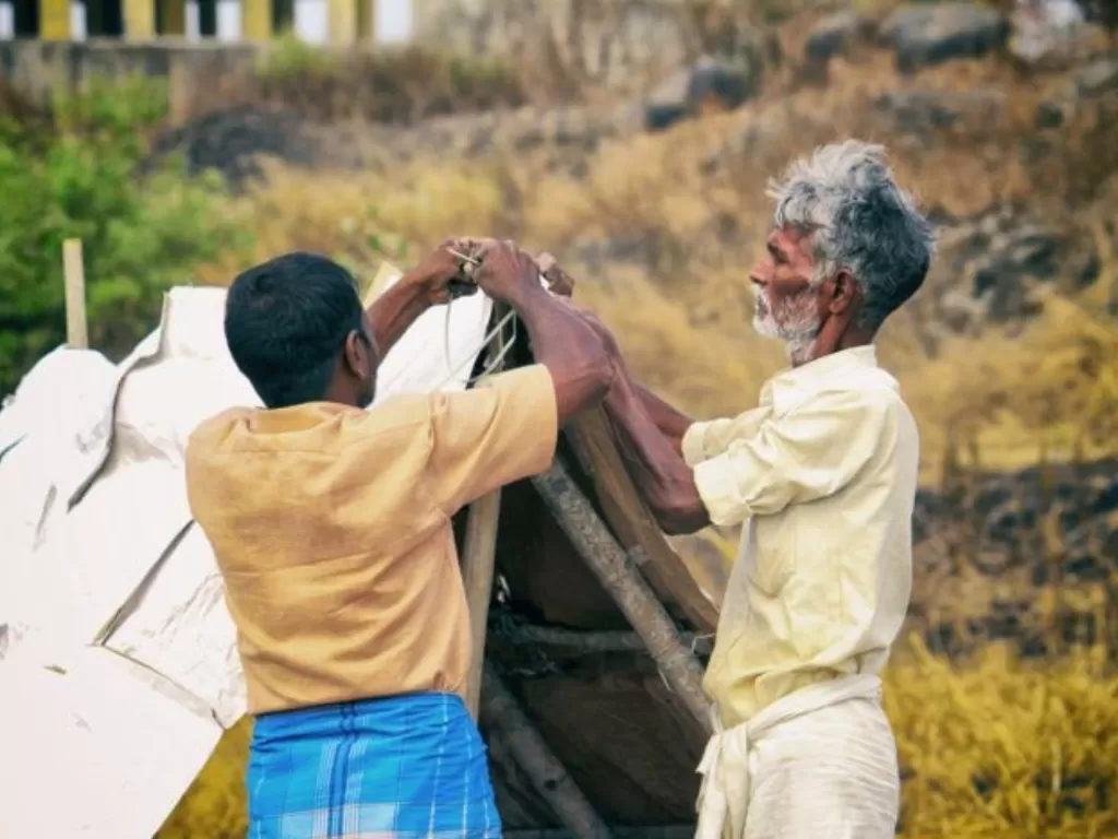 Dua saudara yang memilih menjual tanah mereka untuk warga di desanya agar bisa makan. (Photo/Istimewa)