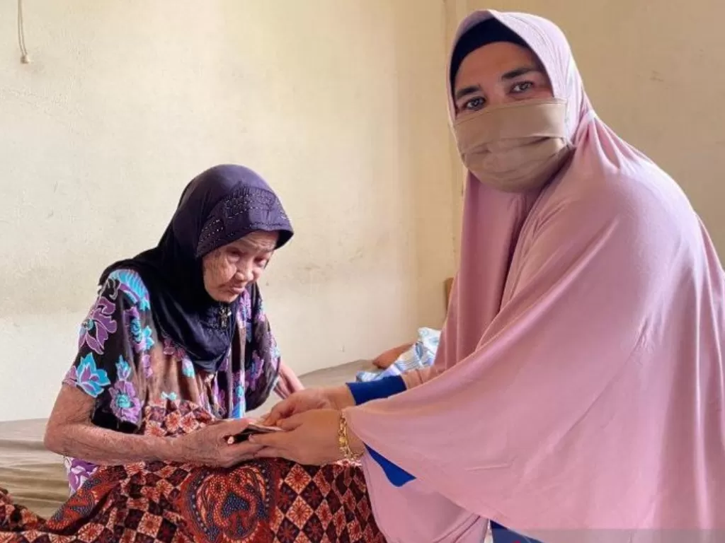 Petugas Baitul Mal Kabupaten Aceh Barat menyalurkan bantuan keuangan kepada warga berusia uzur ke setiap rumah, dengan jumlah bantuan yang disalurkan mencapai Rp3 juta/orang, Jumat (17/4/2020). (ANTARA)