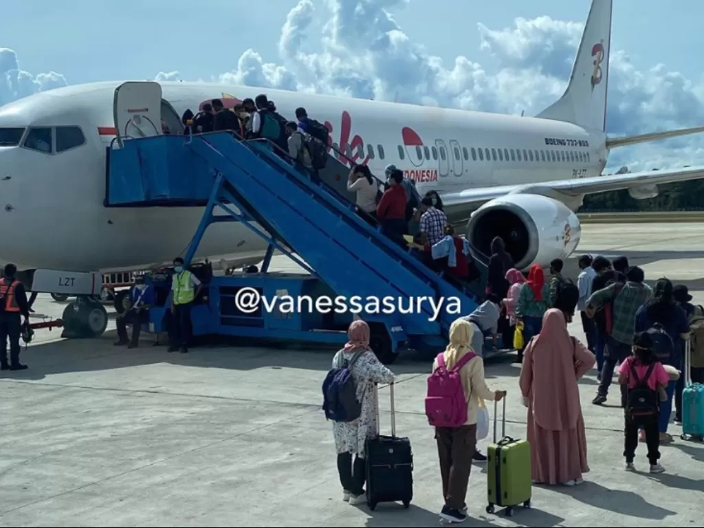 Penumpang mengular menuju pesawat Batik Air (Instagram/@vanessasurya)