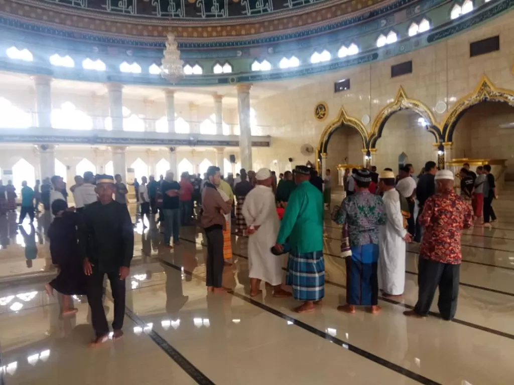 Sejumlah jamaah memadati Masjid Agung Baubau setelah ada pengumuman penutupan sementara. (Facebook/Abu Perkasa)