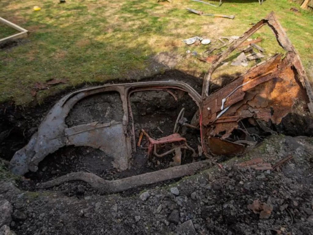 Mobil tua yang ditemukan di halaman rumah John Brayshaw saat berkebun. (fox35orlando.com)