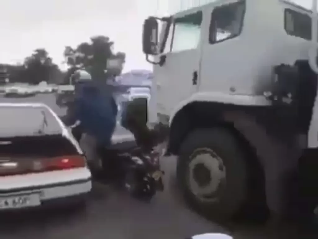 Tampilan pemotor yang hampir terlindas truk akibat berhenti di posisi blind spot. (SS/Instagram/@biker.cartel)