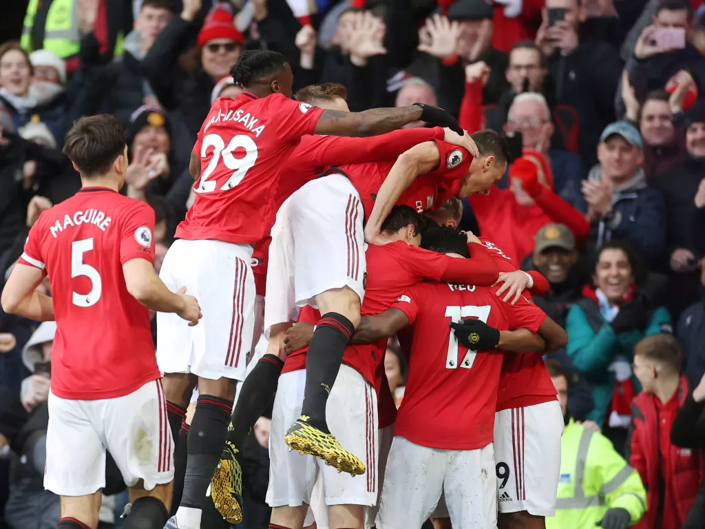 Skuat Manchester United melakukan selebrasi gol saat melawan Manchester City. (REUTERS/Carl Recine)