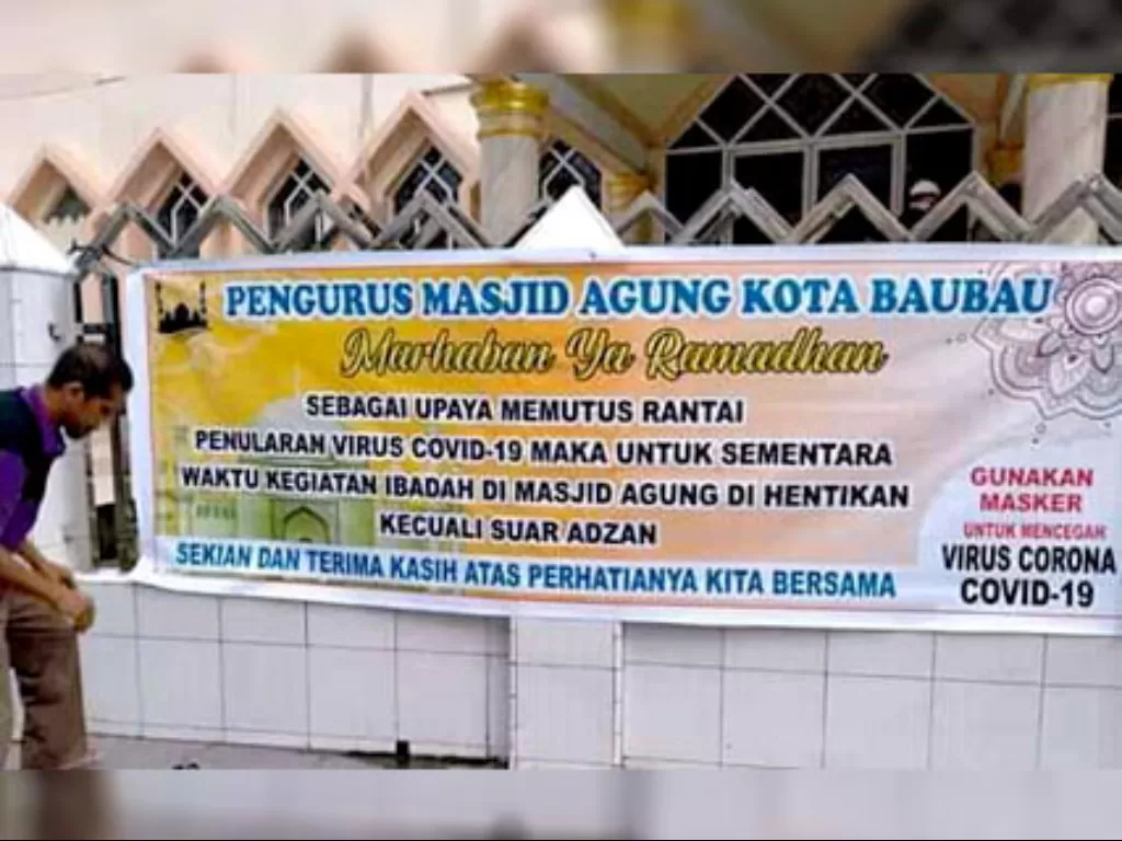 Pengumuman penghentian sementara kegiatan ibadah di Masjid Agung Baubau. (Facebook/Azdar Asrudhin Allrazzii)