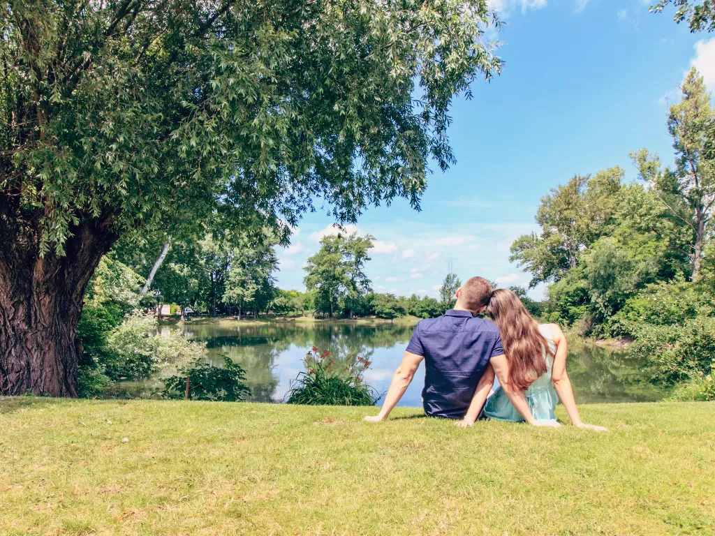 Ilustrasi sepasang kekasih di taman. (Pexels/Adam)