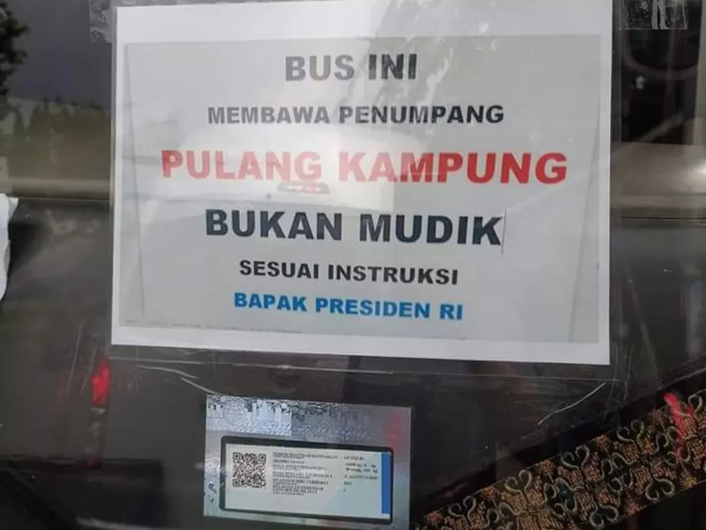 Bus Akap pasang stiker: Bus ini membawa penumpang pulang kampung bukan mudik sesuai instruksi bapak Presiden RI. (Instagram/Newdramaojol.id)