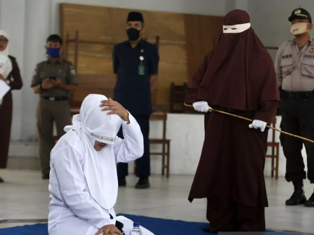 Ilustrasi: Terpidana pelanggar hukum syariat Islam dieksekusi cambuk di Banda Aceh, Aceh, Selasa (21/4/2020). (ANTARA/Irwansyah Putra)