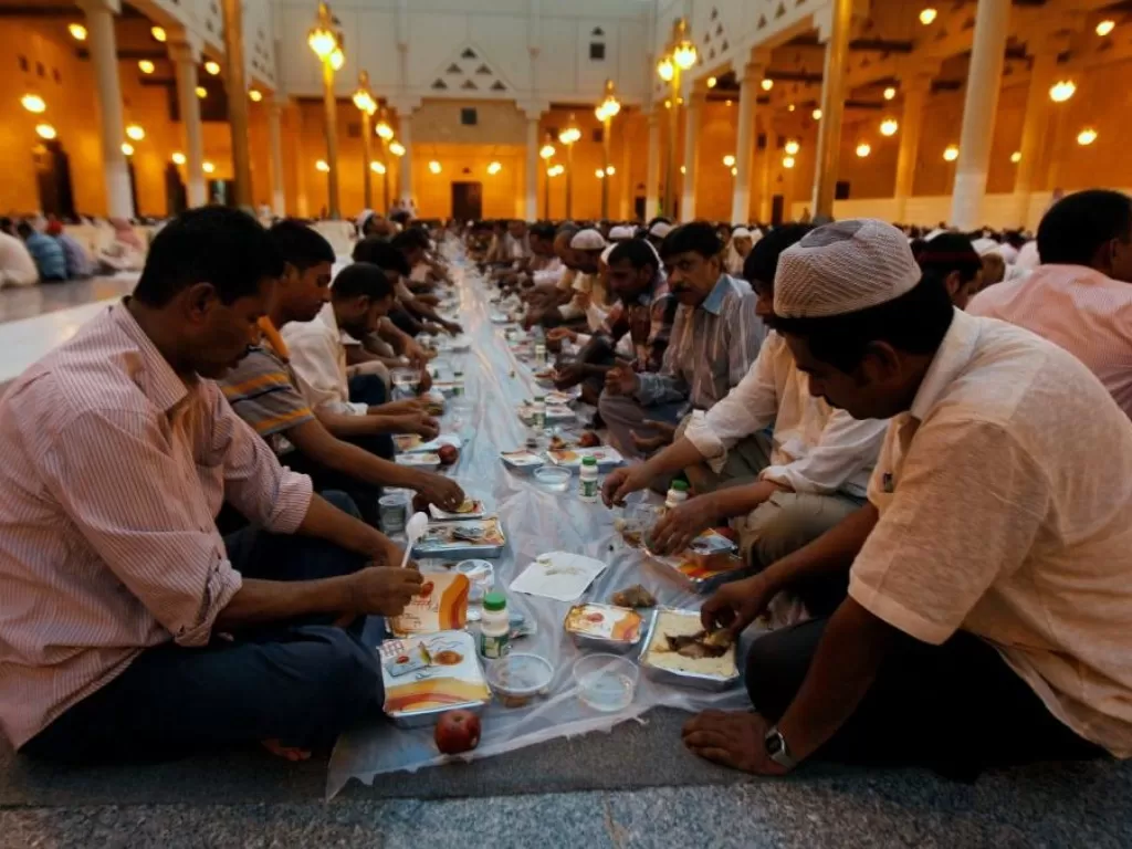Ilustrasi kegiatan sahur bersama untuk puasa Ramadan (ineed-allah.com)