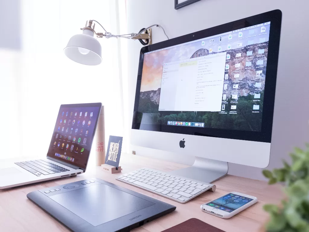 Perangkat iMac, MacBook, dan iPhone buatan Apple (Ilustrasi/Unsplash/Domenico Loia)