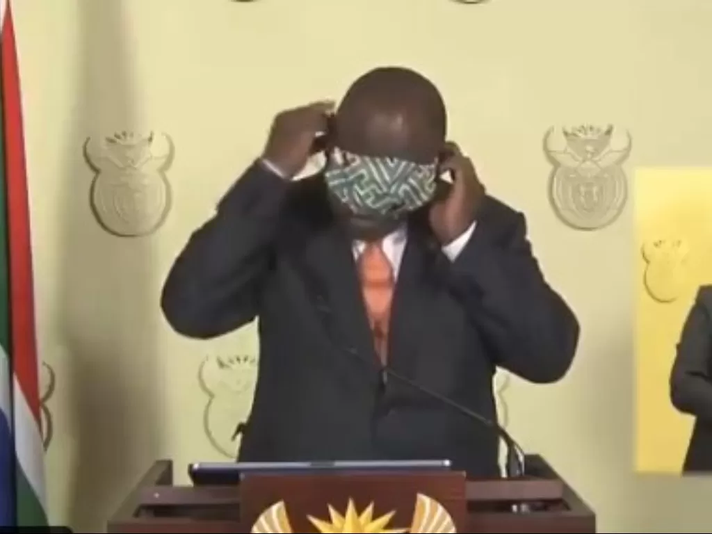 Presiden Afsel kesulitan memakai masker saat hendak memberikan pidato terkait corona. (Screenshot)