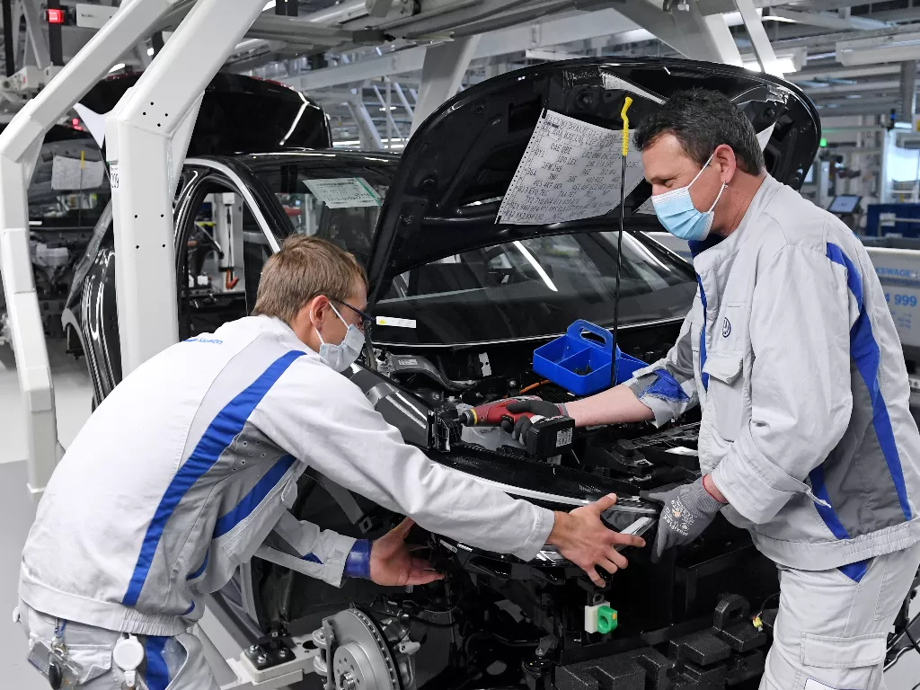 Tampilan operasi produksi pabrik Volkswagen. (REUTERS/POOL New)