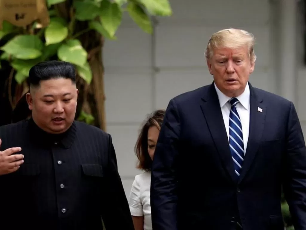 Pemimpin Korea Utara Kim Jong Un bersama Presiden Amerika Serikat Donald Trump. (REUTERS/Leah Millis)