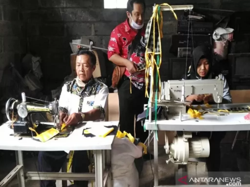 Seorang penjahit warga disabilitas yang sedang proses produksi alat pelindung diri (APD) masker yang banyak dibutuhkan di tengah wabah COVID-19 di Dukuh Banjarrejo, Desa Candi, Kecamatan Ampel Boyolali, Jawa Tengah (ANTARA/Bambang Dwi Marwoto)