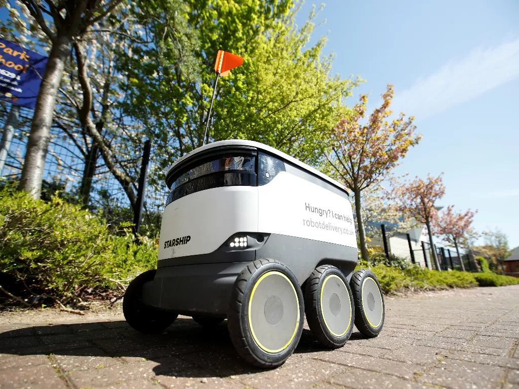 Robot dari Starship yang dimanfaatkan pemukiman Milton Keynes di Inggris untuk berbelanja di saat lockdown virus corona. (REUTERS/Andrew Boyers). 