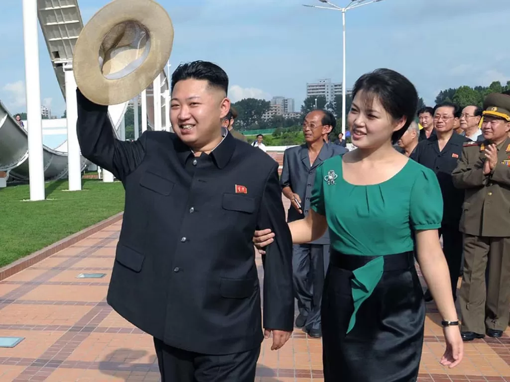 Kim Jong-un dan istrinya, Ri Sol Ju. (Photo/REUTERS/KNCA)