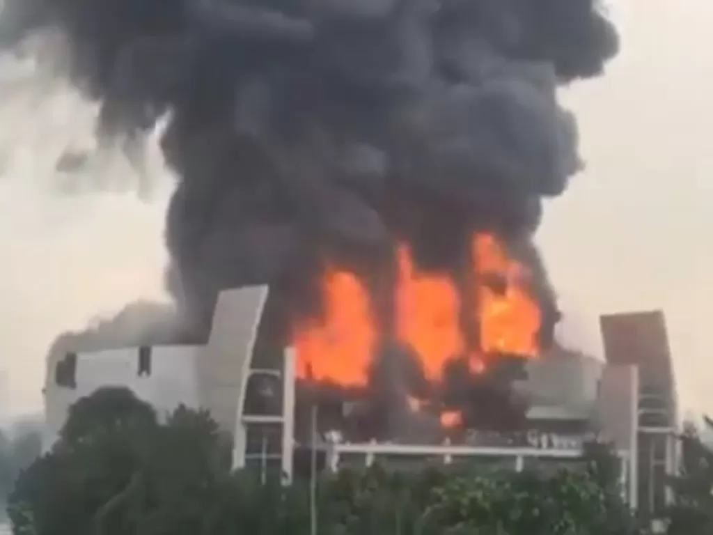Gereja Christ Cathedral di Serpong terbakar. (Instagram/@jktinfo).