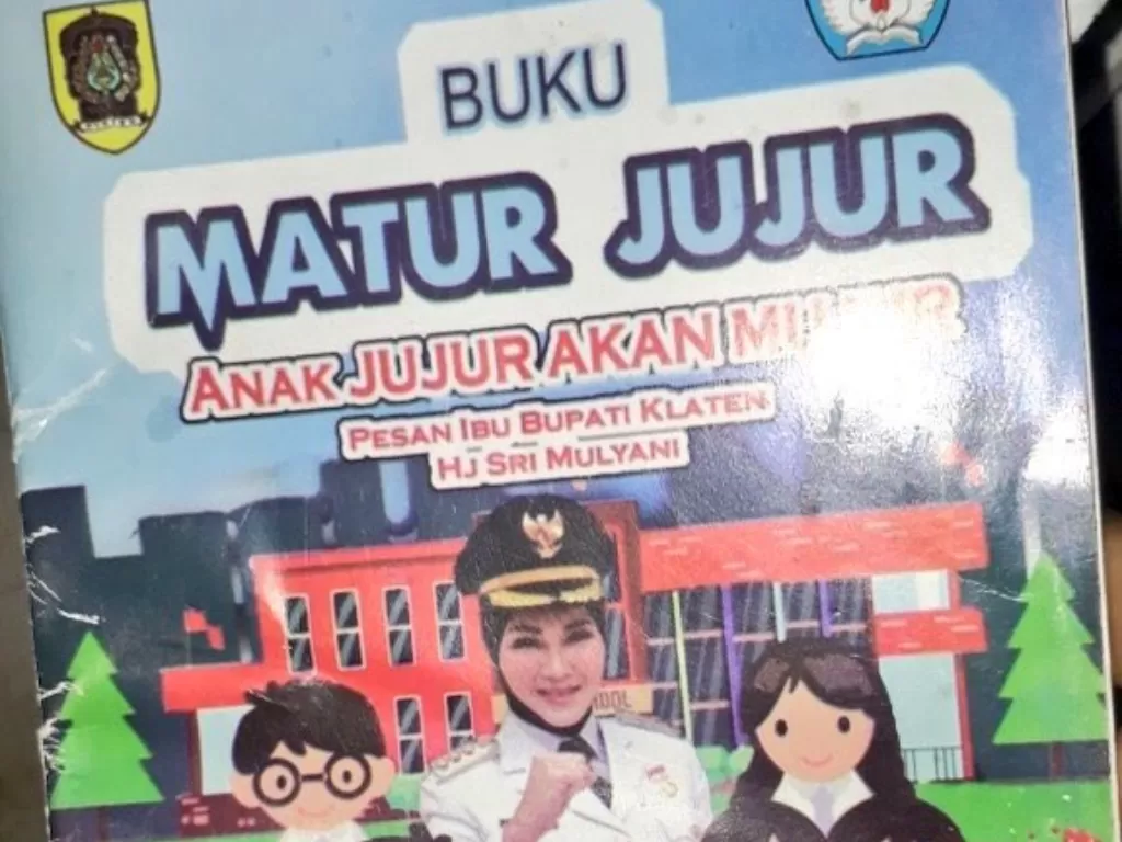 Foto Bupati Klaten Srim Mulyani di buku sekolah anak-anak program dinas pendidikan. (Instagram/@MahasiswaYUJIEM)