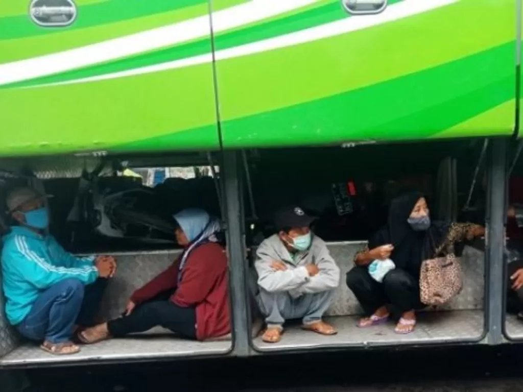 Tangkapan layar penumpang bus bersembunyi di bagasi. (Istimewa)
