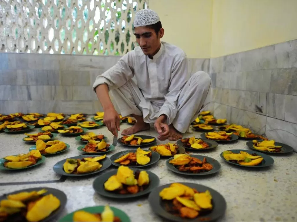 Ilustrasi menyiapkan makanan untuk fidyah puasa Ramadan (Xinhua/Ahmad Sidique)
