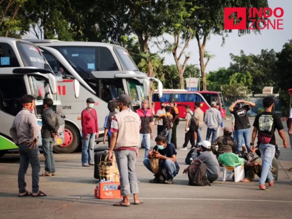 Calon penumpang menunggu bus di Terminal. (Foto: INDOZONE/Febio Hernanto)