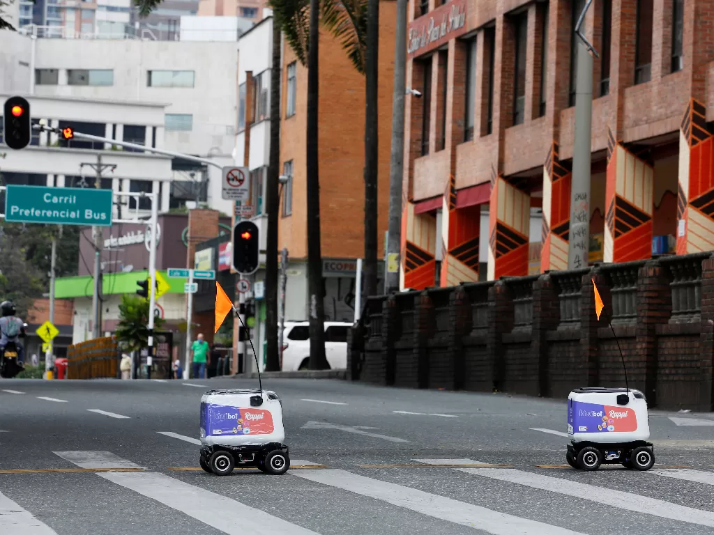 Robot pengantar dari perusahaan robot Rappi di Kolombia berjalan menyelusuri kota untuk mengantarkan kebutuhan di tengah pandemi virus corona yang menyerang Medellin, Kolombia pekan lalu. (REUTERS/David Estrada).