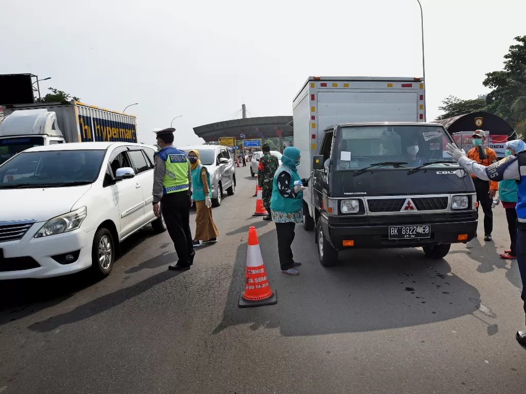Pengawasan dan penyekatan mobilitas di pintu masuk Kota Serang, Banten, untuk mencegah pemudik di tengah pandemi Covid-19. (ANTARA/Asep Fathulrahman)