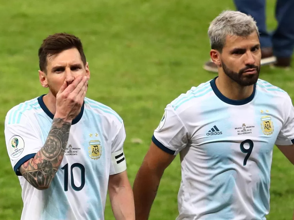 Lionel Messi dan Sergio Aguero. (REUTERS/Pilar Olivares)